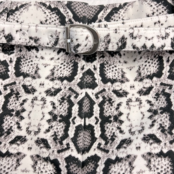 🐍 Express Shortie High Rise Stretch Snake Skin Print Shorts - Picture 3 of 5